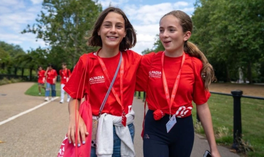 Dziewczyny idące na&nbsp;spacer w&nbsp;czerwonych koszulkach 