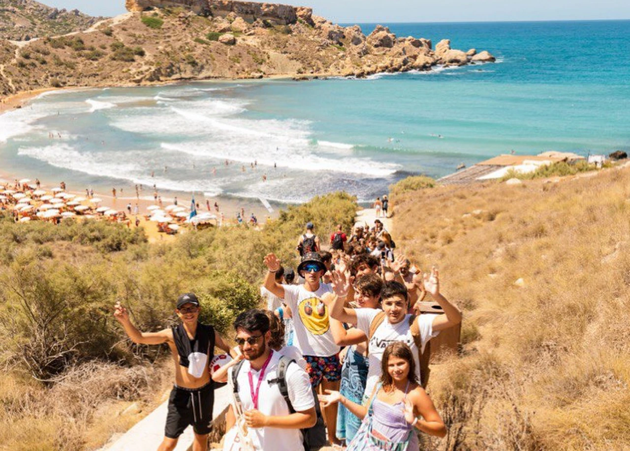 dzieci na&nbsp;tle plaży i&nbsp;morza